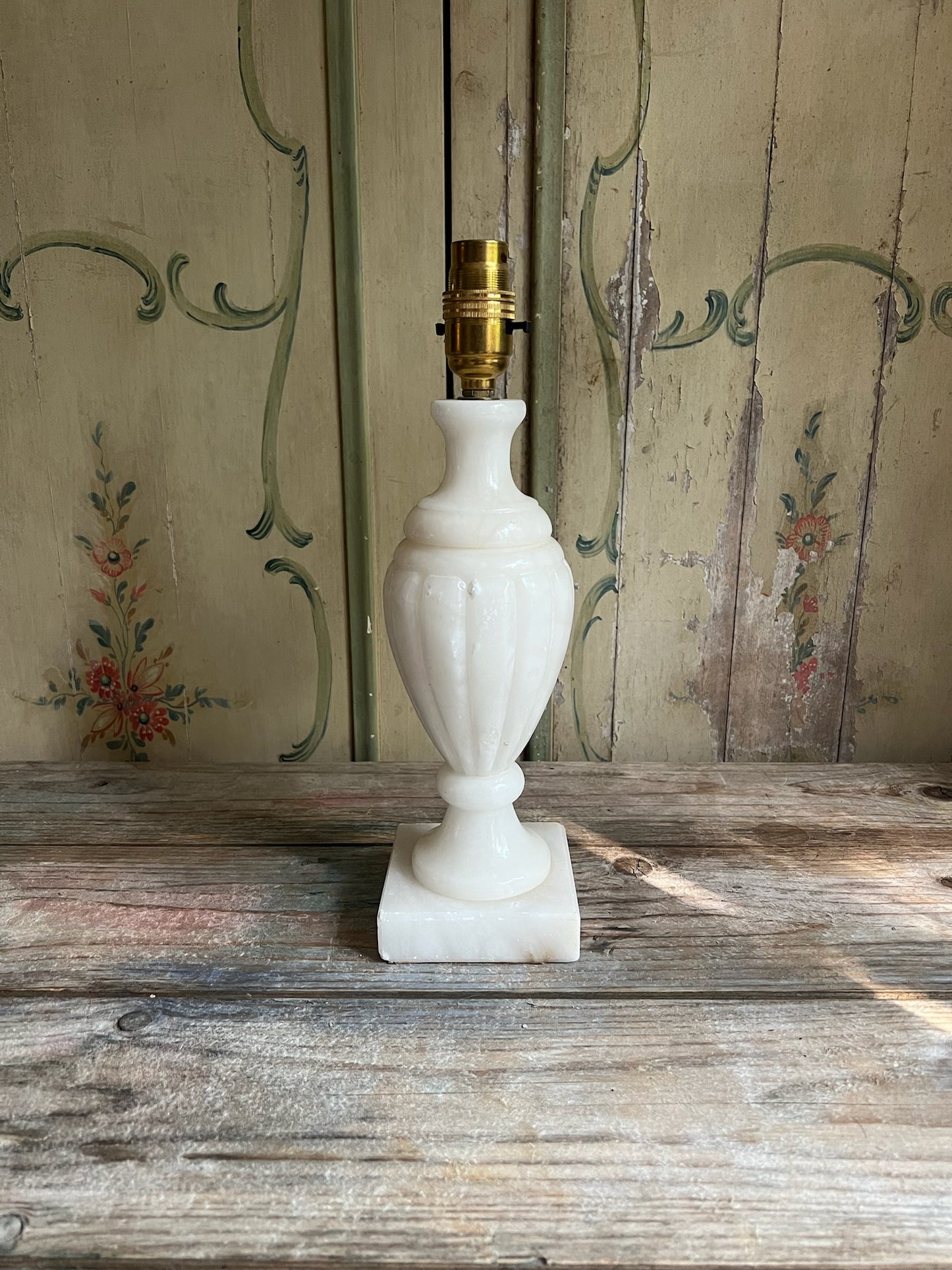 An elegant 20th Century Alabaster Lamp
