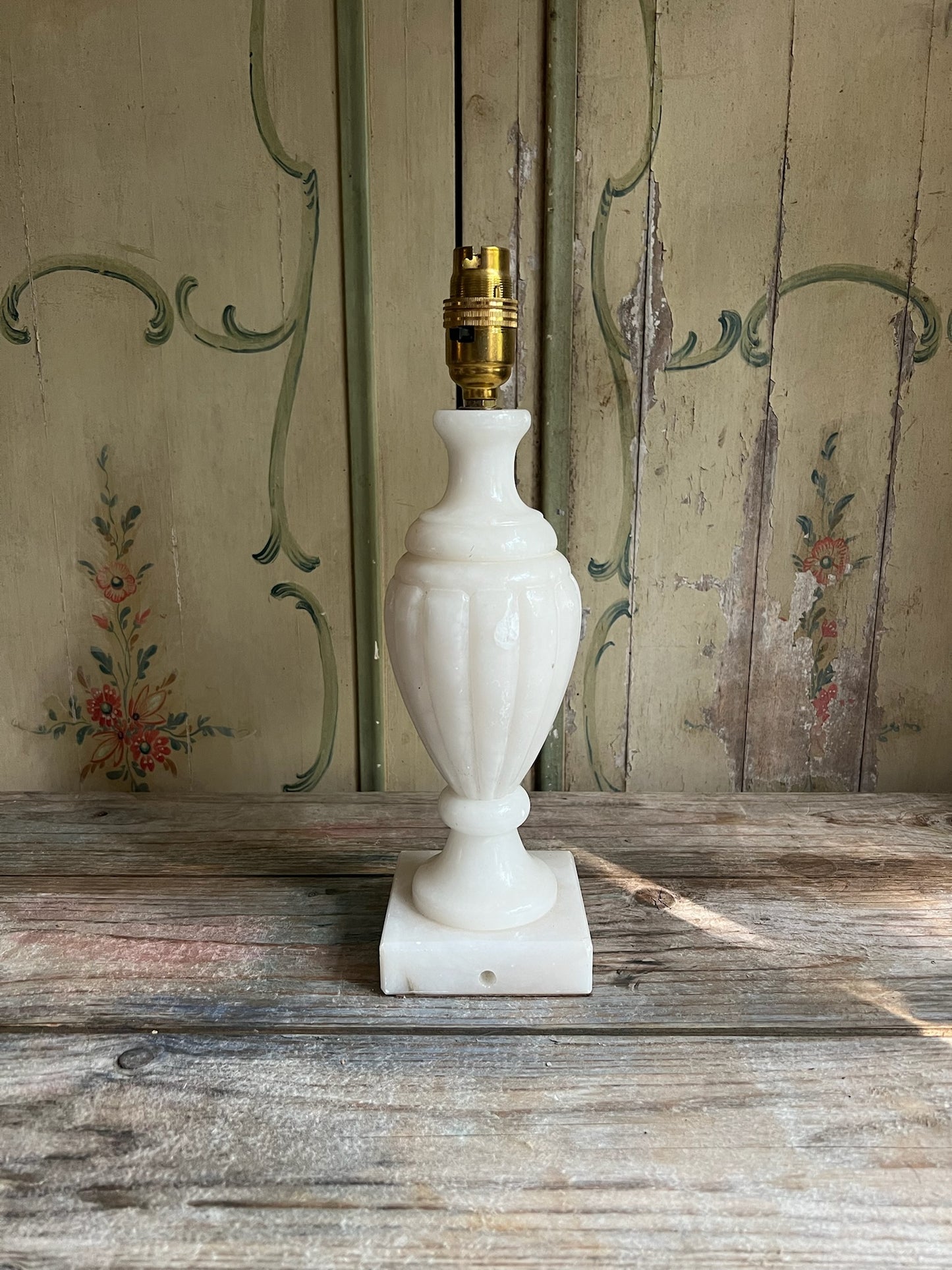 An elegant 20th Century Alabaster Lamp