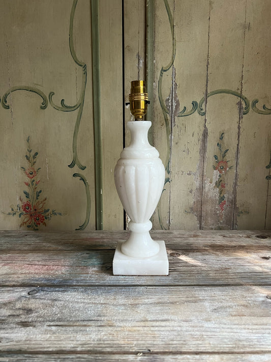  An elegant 20th Century Alabaster Lamp 