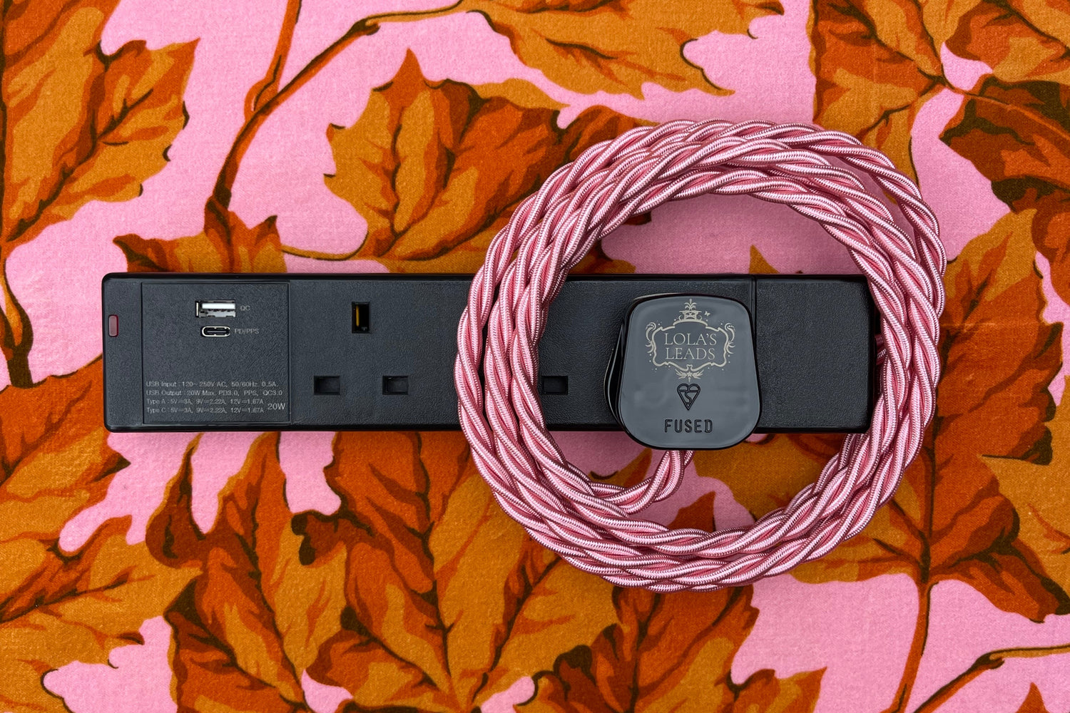 Lola's Leads Shrimp cable with USB black 3 gang
